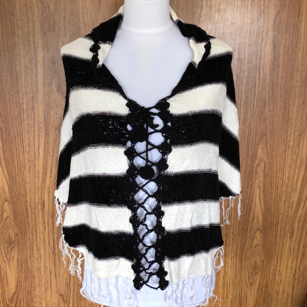 Poncho in off white/black combination